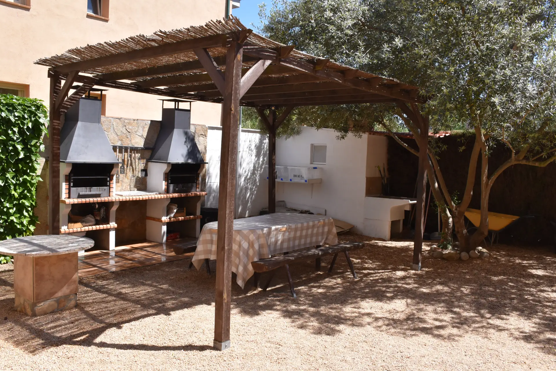 Barbacoa Apartamentos Les Palmeres Platja d'Aro Zona verde